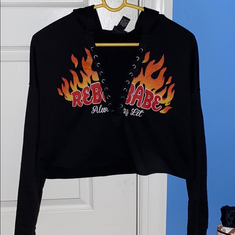 Long-sleeved cropped top.